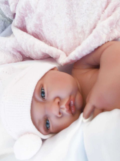 Poupée Antonio Juan 42 cm - Sweet Reborn Carla avec bonnet et coussin