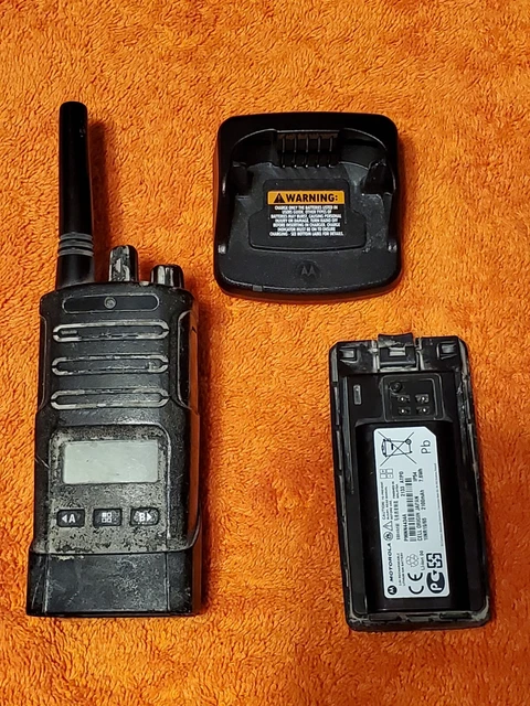 Motorola RMU2080d UHF Two Way Radio w/ Display &  Charger & Extra Battery