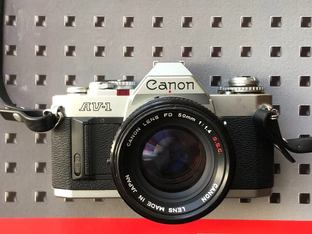 Canon AE1 avec son objectif Canon FD 50mm F1.8, son winder et son étui cuir à armature - Photo, audio & vidéo