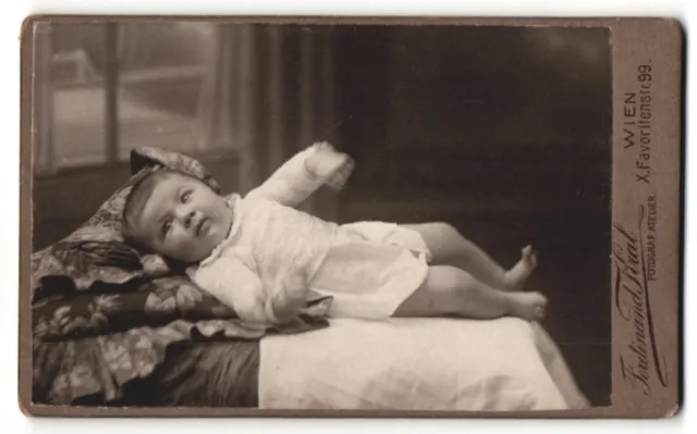 Fotografie Ferdinand Kral, Wien, Portrait Säugling auf Kissen liegend
