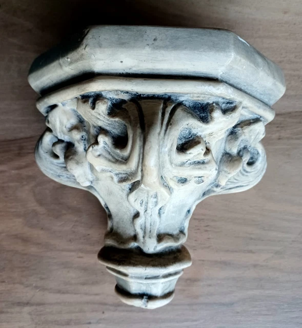Console murale en plâtre de style corinthien - Le chat rouge