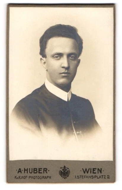 Fotografie A. Huber, Wien, Stefansplatz 2, junger Pastor im Talar mit Collar