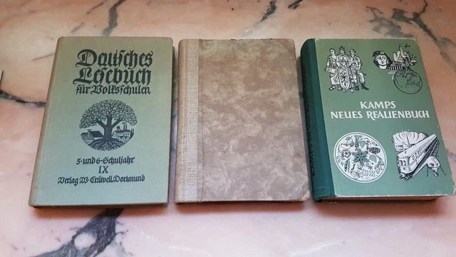 3 alte Schulbücher: Realienbuch (1950), Lesebuch (?), Lehrbuch der Physik (1935)