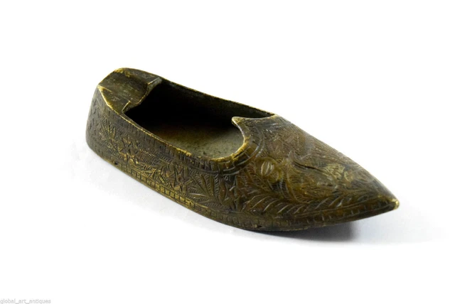 Vintage Beautiful Hand Crafted Brass Shoe Shape Ash Tray. G76-2