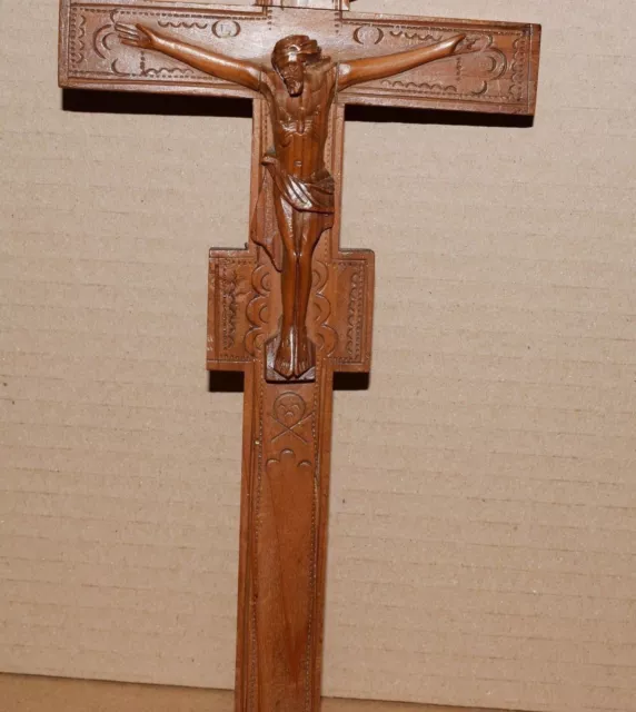 Crucifix mural en bois sculpté christ en croix 3