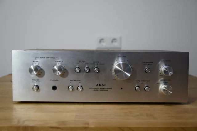 AKAI AM-2200 Stereo Amplifier