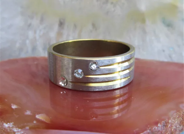 Ring Edelstahl silberfarben matt 3 goldfarbene Streifen und Zirkonia weiß