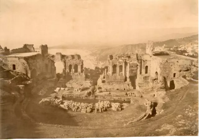 Italie, Sicile, Taormina, ruine du théâtre Gréco-Romain  Vintage albumen print