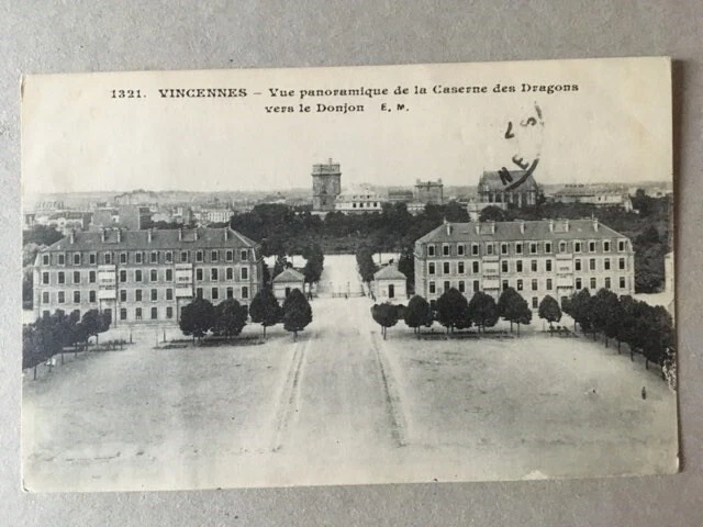 Cpa Vincennes (94) Vue Panoramique De La Caserne Des Dragons Vers Le Donjon