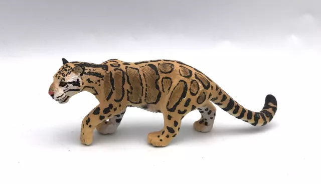 Safari Ltd SNOW LEOPARD ADULT Figure