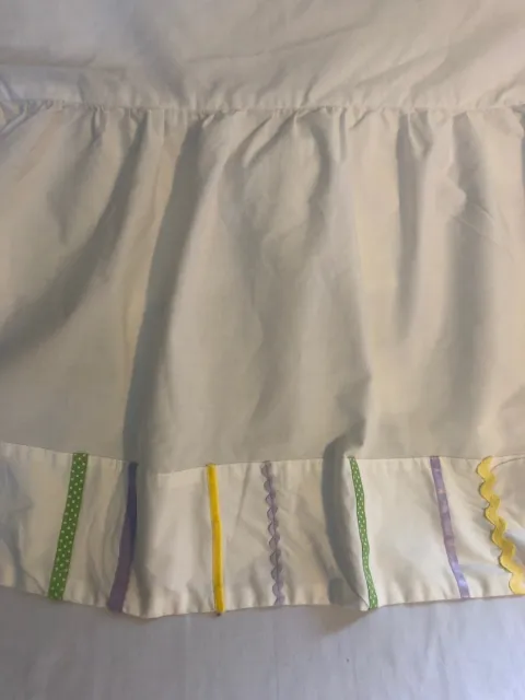 Falda de cama doble blanca verde púrpura amarillo azul cinta brac