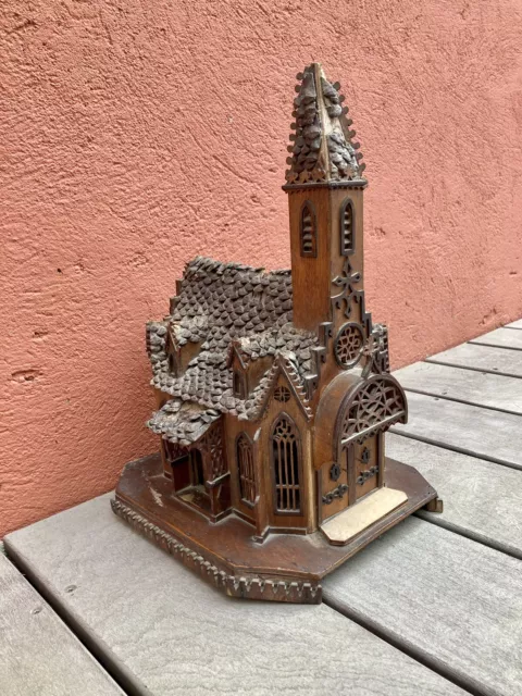 Cathédrale miniature en bois et écorces de pigne Modèle réduit d’église en bois