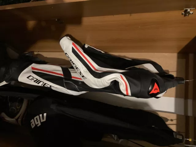 Tuta Moto Intera  In Pelle Dainese  Assen Col. Bianco, Rosso, Nero Tg. 50