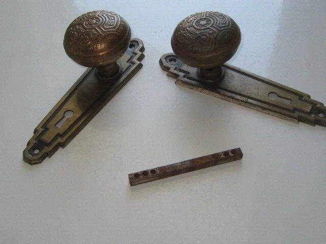 BEAUTIFUL ornate Antique Vintage Brass Eastlake? Door knobs 2.25in SET PLATES