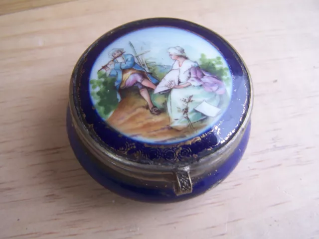 petite boite pilulier bijou porcelaine à décor peint personnages musicien XIXème