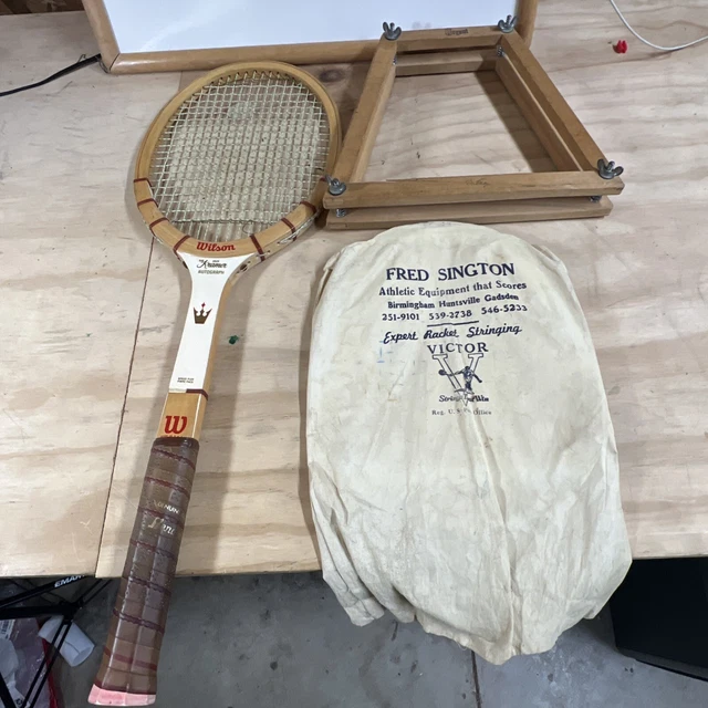 Raquette De Tennis En Bois De Vieux Vintage Sur Le Fond En Pierre D Isolement Boule Verte Image101889952