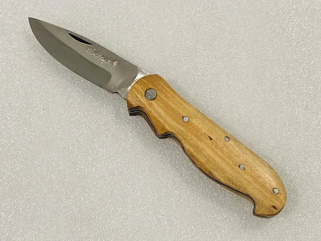 Couteau fermant de poche Bélier avec son manche en bois de teck.
