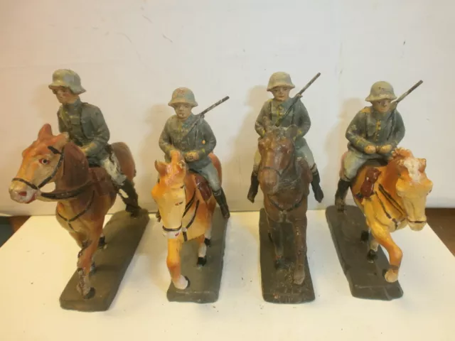 Konvolut 4 alte Hausser Elastolin Massesoldaten zu 7.5cm Reiter Kavallerie