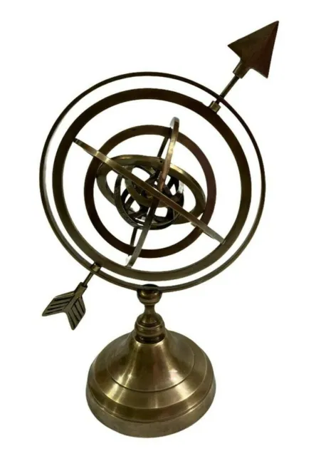 Globo armilar de latón antiguo con flecha y astrolabio náutico decorativo