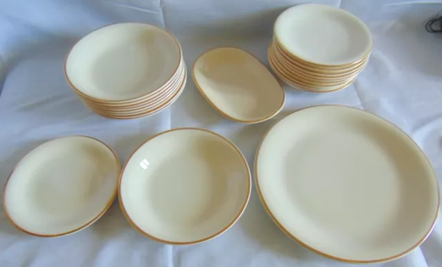 Ancien Service De Table Villeroy Et Boch Couleur Ivoire Et Dore 22 Pieces