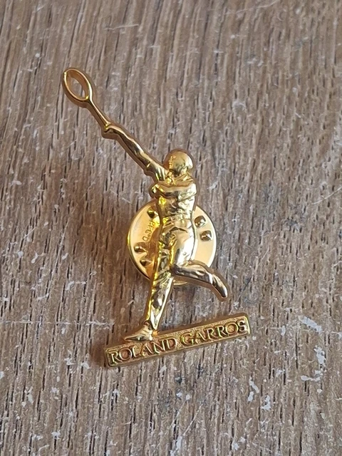Pin's Roland Garros Arthus Bertrand Tennis Raquette Tecnifibre