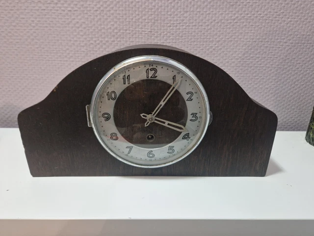 Ancienne Cheminée Avec Du Bois De Chauffage Brûlant, Une Horloge De Cheminée, Des Livres, Une
