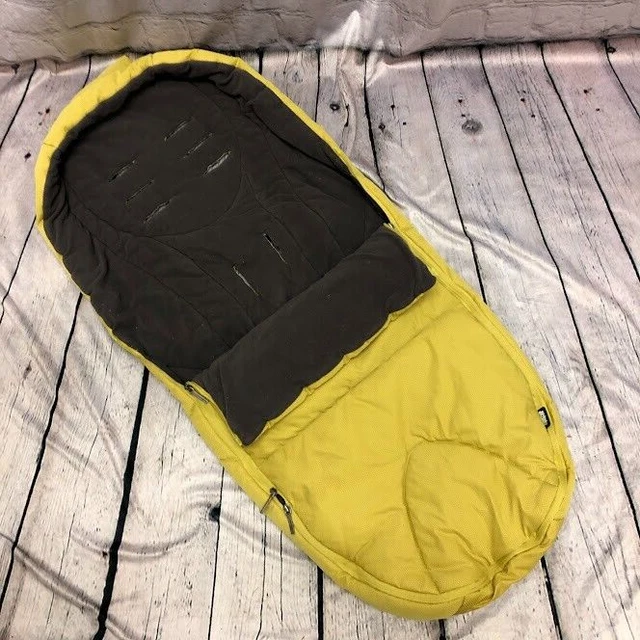 Mamas and Papas senfgelb mit grauem Vliesfutter. Fußmuff