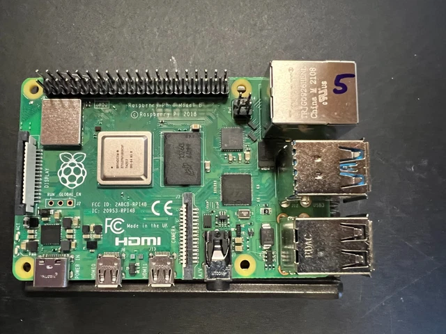 Raspberry Pi 4 Komplettset - 8GB RAM + 128GB SD Karte - Mit Gehäuse & Kühlung