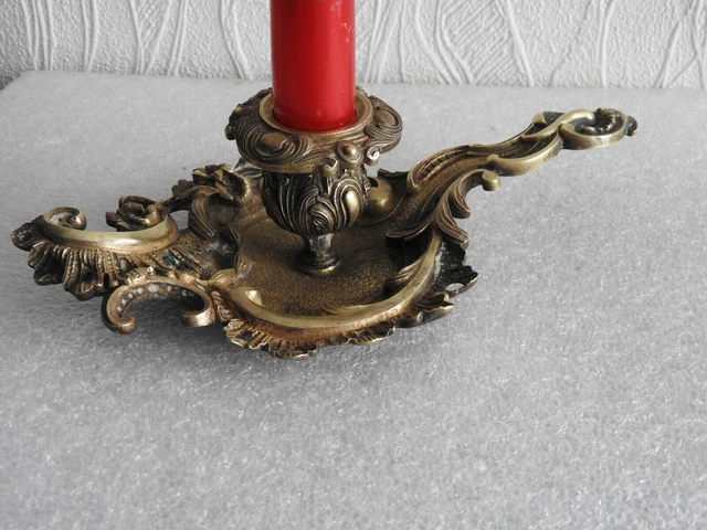BOUGEOIR A MAIN en bronze doré orné de fleurs de lys, vers 1900