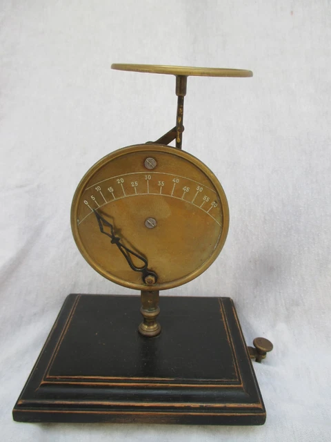 Lot De 2 Balances Anciennes En Laiton Poli Sur Socle Bois – Apothicaire / Bijoux