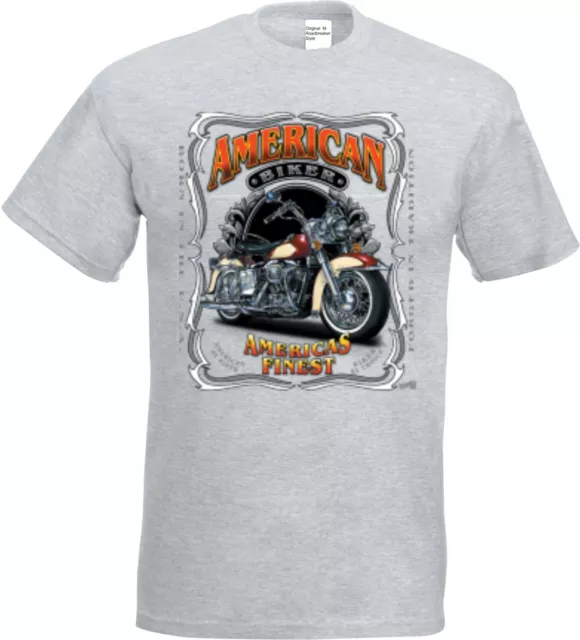 T-Shirt IN Ashton con un Motociclista Chopper & Modello Americano Moto