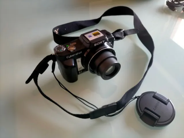 Sony Cyber-shot DSC-H10, 8.1 Mpx ,10x Optical Zoom, Fotocamera Compatta - Nera