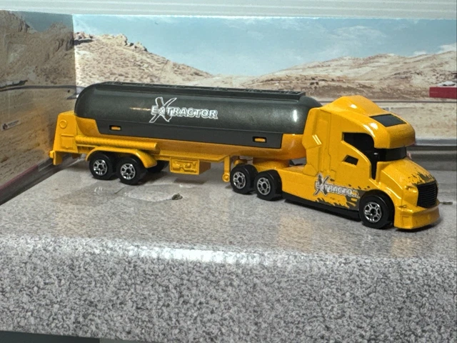 Le tracteur Renault Saviem semi remorque citerne Esso Majorette au 1