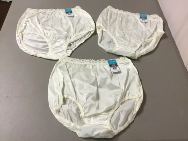 NWT Women’s 3 Vanity Fair Nylon Briefs Size 6 Glacier White (Ivory) #946L