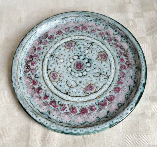 Assiette, plat  en céramique émaillée, Danuta Le Henaff, décor floral, signé