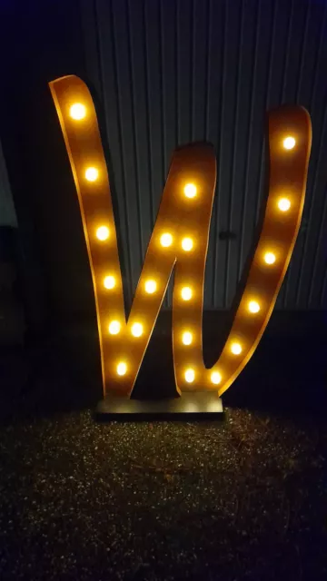 Leuchtbuchstabe Werbebuchsabe groß "W" Holz LEDs 157cm