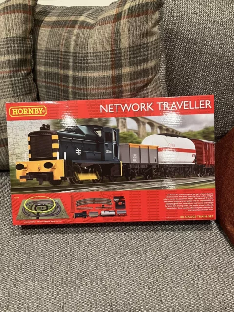 BNIB OO Gauge Hornby R1279 Network Traveller Train Set