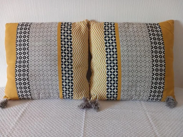 2 COUSSINS CARRÉS colorés moutarde/noir/beige "Maisons du Monde" EUR 10