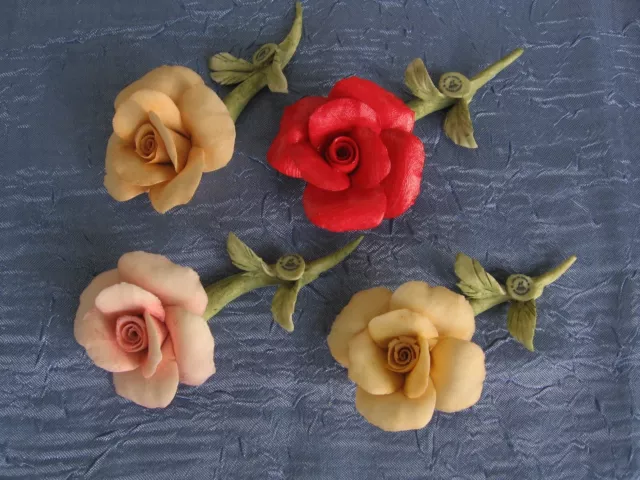Splendida rosellina rossa in porcellana di capodimonte 8x4,5x3 cm