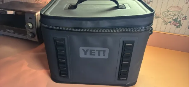 YETI - Hopper Flip 18 Soft Cooler - High Desert Clay – ULAH