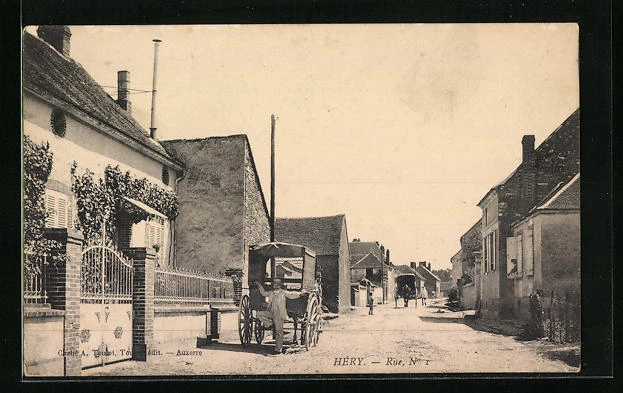 CPA Héry, vue de la rue avec attelages