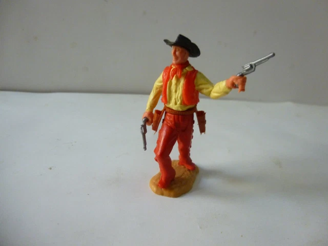 LOT 24 COWBOYS et indiens plastique divers marques en peinture