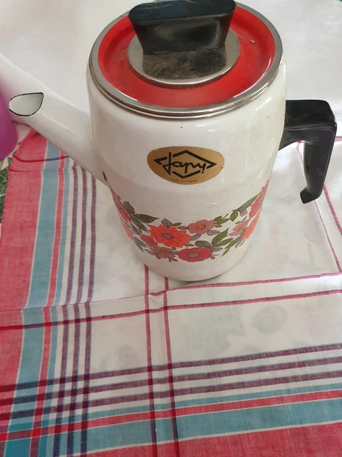 Casserole, cocotte vintage en tôle émaillée orange avec couvercle