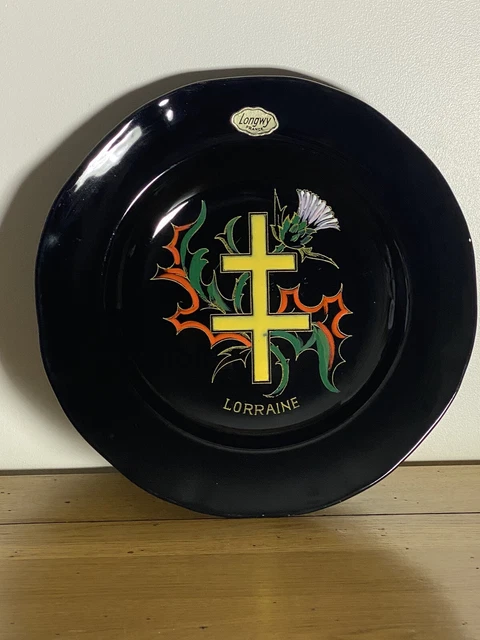 assiette noire croix de Lorraine décorée à la main Longwy 