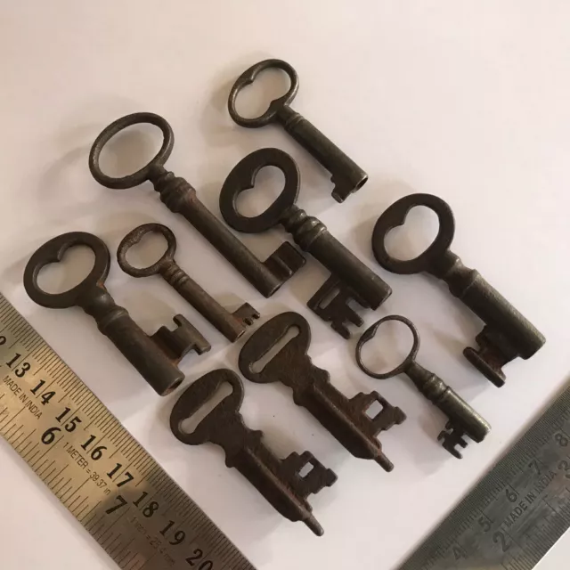 Un groupe de 9 pièces de cadenas en fer, clé rustique ornée