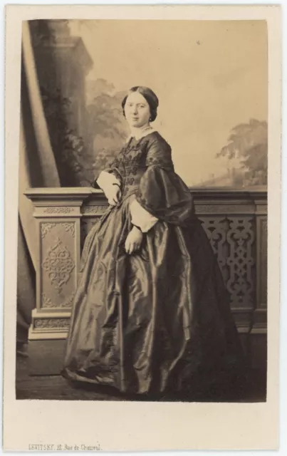 CDV circa 1860. Femme, noblesse parisienne à identifier par Levitsky à Paris.