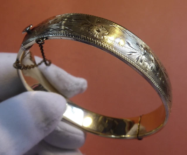 VINTAGE 9ct GOLD METAL CORE BANGLE WITH FLORAL ENGRAVING - FINE CONDITION 14.6gm