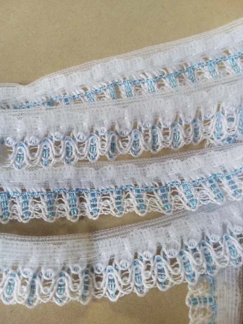 Garde décorative blanche avec détail bleu au fond couture 15 mm - 5,5 mètres