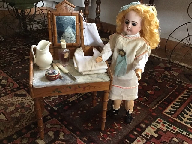poupee ancienne avec table de toilette