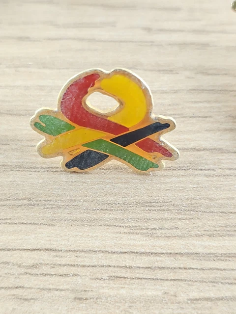 Pin's publicitaire vintage ancien collection rétro badge publicitaire d' occasion